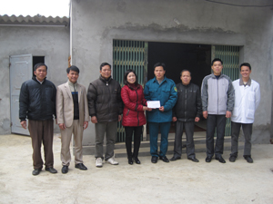 Đại diện LĐLĐ huyện Kim Bôi bàn giao nhà mái ấm công đoàn cho hộ gia đình anh Bạch Công Thắng, xóm Mát, xã Nật Sơn.